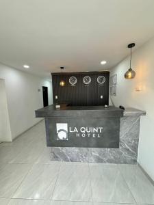 库库塔HOTEL LE QUINT的大堂设有la Summit酒店的标志