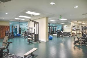 奥兰治比奇Caribe Resort Unit C814的健身房,配有许多跑步机和机器