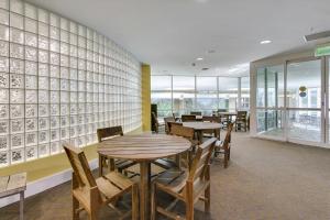 奥兰治比奇Caribe Resort Unit C814的用餐室设有桌椅和窗户。