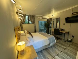 塔巴津比Echo Mountain Inn的酒店客房配有一张床、一张书桌和一台电视。