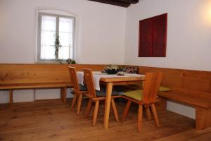 YbbsitzFerienhaus - b60143的一间带木桌和椅子的用餐室