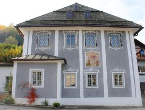 YbbsitzFerienhaus - b60143的房屋上有很多窗户