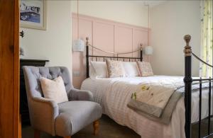 惠特比Coast Guest House的一间卧室配有一张床和一把椅子