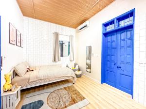河内La Casa Di Decembre - Nguyễn Như Đổ的一间卧室配有一张床和一个蓝色的门