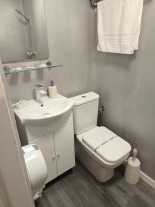 CoruncaVila Chesa的白色的浴室设有卫生间和水槽。