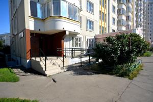 莫斯科海军上将宾馆的大楼前有楼梯的建筑