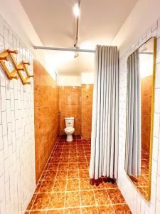 河内La Casa Di Decembre - Nguyễn Như Đổ的一间带卫生间和淋浴帘的浴室