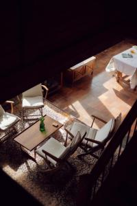 里雾诗Chalet Viñales的享有带桌椅的客厅的顶部景色。
