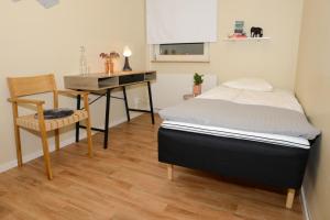 克里斯蒂娜港Britz Hostel的一间卧室配有一张床、一张桌子和一把椅子