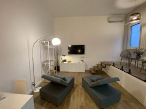 罗马Loft 18A Roma - Casa con ingresso indipendente的客厅配有两张沙发和一台电视机