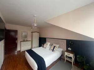 比利亚维西奥萨Maison Villaviciosa Asturias的卧室配有白色床和蓝色墙壁