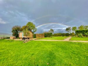 莱明斯特Herefordshire Escape, Hot Tub, Firepit, Views, BBQ的绿地上空的彩虹