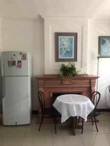康塞普西翁San Sebastian的厨房配有桌子和冰箱