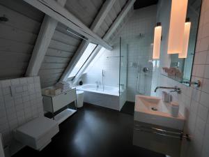 圣布莱斯L'Eau Forte - maison d'hôtes的浴室配有盥洗盆和浴缸。