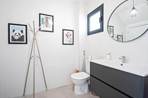 GrabelsMaison La Casa Bianca Grabels Proche Montpellier的一间带水槽、卫生间和镜子的浴室