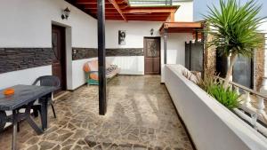 阿雷西费Lanzarote Hostel的客厅配有桌子和沙发