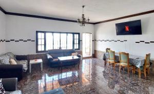 阿雷西费Lanzarote Hostel的客厅配有沙发和桌椅