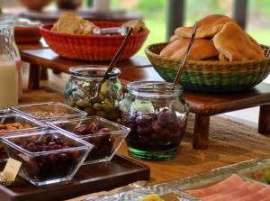 乌鲁班巴Sierra Sacred Valley的桌子上放着一碗食物和一篮面包