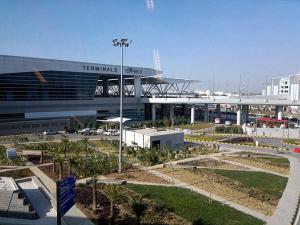 新德里Jupiter Plaza Delhi Airport的停车场,有楼和体育场