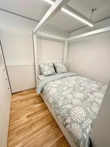 诺伊豪森MydiHei @ Rhyfall Towers的一间铺有木地板的小卧室,配有一张床