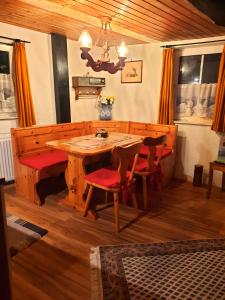 坎普-博尔恩霍芬Rheinglück的一间带木桌和椅子的用餐室