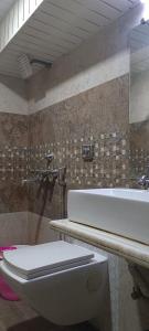 孟买Hotel Golden Park Near NESCO的浴室配有卫生间、盥洗盆和浴缸。