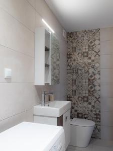卡沃斯Andronikos Guest House的白色的浴室设有水槽和卫生间。