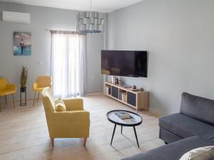 卡沃斯Andronikos Guest House的带沙发和电视的客厅