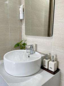 顺化Tim Homestay Nera Garden的浴室设有白色水槽和镜子