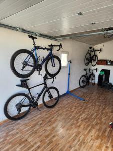 贝莱斯-鲁维奥Casita Estherose的两辆自行车挂在车库的墙上