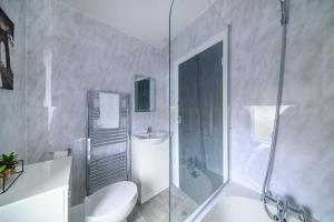 莫利*RB31S* For your relaxed & Cosy stay/Parking/WiFi的带淋浴、卫生间和盥洗盆的浴室