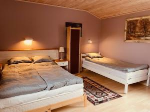 科斯塔Kosta Bed-Vandrarhem的一间卧室,配有两张床
