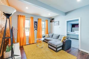 林登Updated Linden Home Visit NYC and Newark!的客厅配有橙色窗帘和沙发
