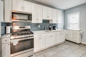 林登Updated Linden Home Visit NYC and Newark!的厨房配有白色橱柜和炉灶烤箱。