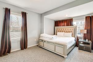 林登Updated Linden Home Visit NYC and Newark!的一间卧室设有一张床和一个窗口