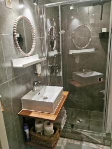 科尔卡Austrumi的一间带水槽和两面镜子的浴室