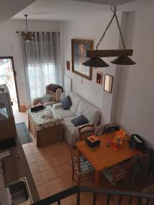 埃尔罗西奥Mini Rocio的客厅配有沙发和桌子
