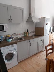 埃尔罗西奥Mini Rocio的厨房配有水槽和洗衣机