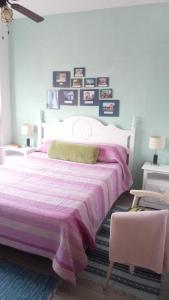 坎佩略Apartamento playa Muchavista的一间卧室配有一张大床和紫色毯子