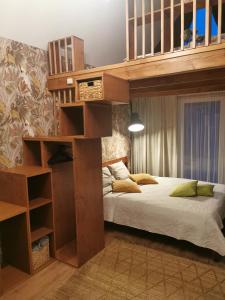 科尔卡Austrumi的一间卧室配有一张大型木制双层床