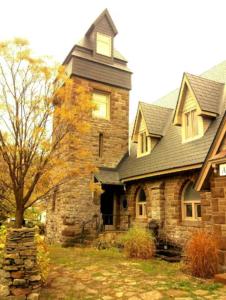 珀斯Historic Gothic Stone Church Home and Studio Loft的一座带 ⁇ 顶的古老石头房子