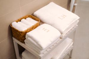 巴里Via Dante Luxury Home的浴室架子上的一篮毛巾