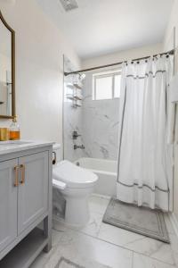 哥伦比亚Blue Haven of Rosewood的白色的浴室设有卫生间和淋浴。