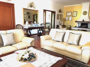 利卡斯戴勒极光别墅酒店的客厅配有2张白色沙发和1张桌子