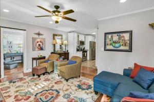 哥伦比亚2BR Cottage - Minutes from USC的一间带蓝色沙发的客厅和一间厨房