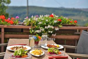 埃斯林根克尔特餐厅酒店的鲜花阳台上摆放着食物的桌子