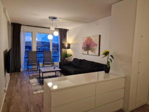 埃勒斯Lägenhetshotell Varvet的客厅配有沙发和桌子