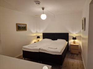 埃勒斯Lägenhetshotell Varvet的一间卧室配有床和2个床头柜