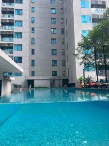 吉隆坡CUSHY DORM at KLCC的一座大楼前空的游泳池