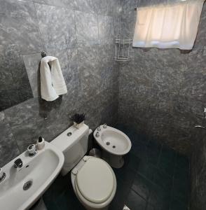 波特雷里约斯la rosarina的浴室配有白色卫生间和盥洗盆。